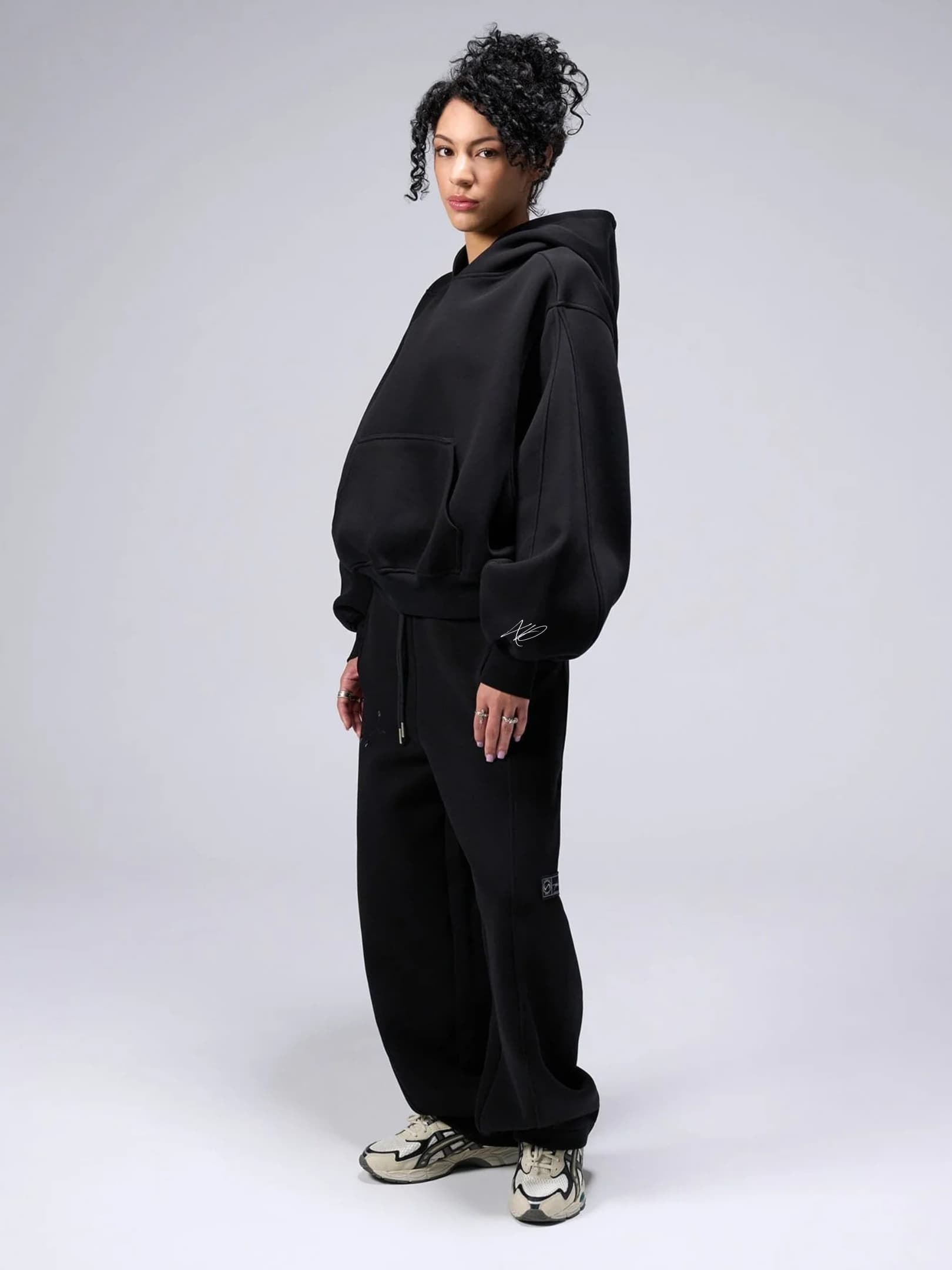 XELD / 01 / BLACK HOODIE